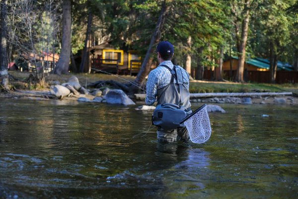 Comment planifier un camping pour pratiquer la pêche à la mouche en rivière?